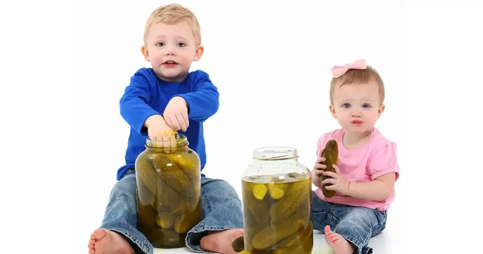 هل يستطيع الأطفال أكل المخللات – ما يجب أن تعرفه