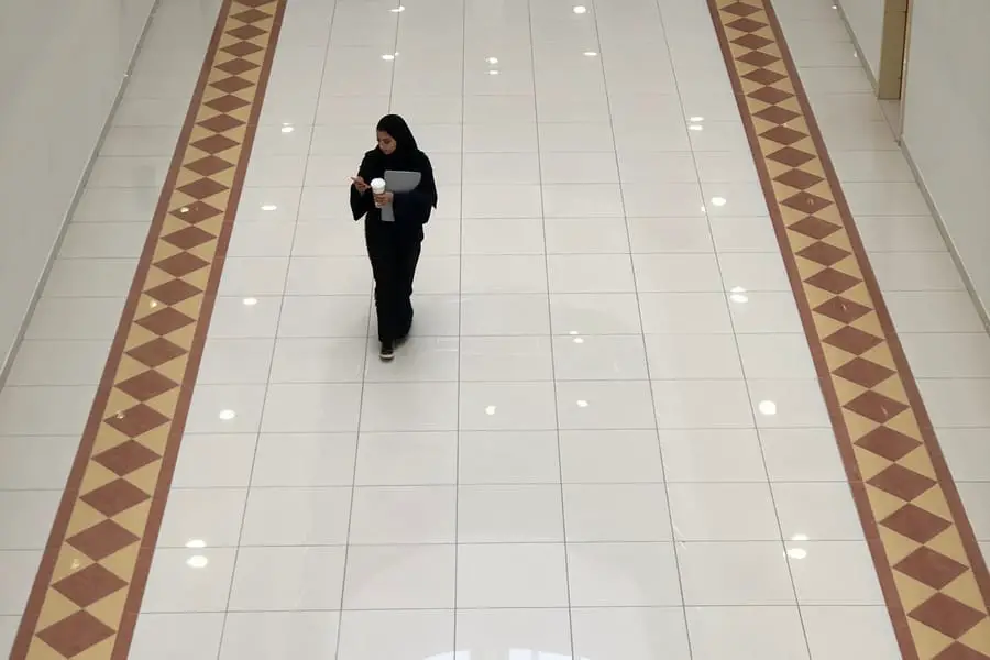 امرأة تمشي في أحد المكاتب في الرياض، السعودية