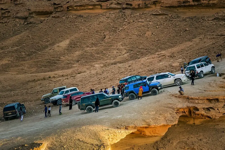 سيارات الدفع الرباعي على طريق صحراوي سعودي