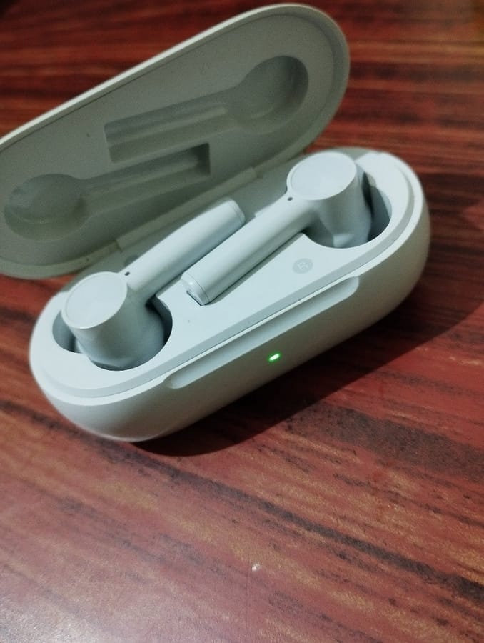 إصلاح تقطع سماعات البلوتوث على ويندوز 10 89 يشير الضوء الأخضر إلى أن مستوى البطارية هو الأمثل للاستخدام