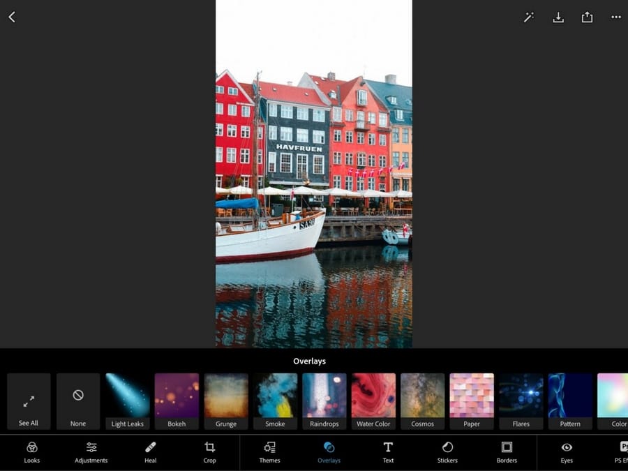 لقطة شاشة توضح كيفية إنشاء تأثيرات خاصة في Photoshop Express