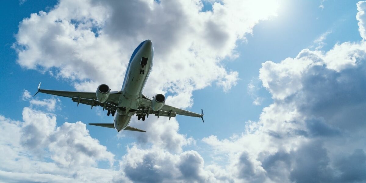 طائرة تحلق في السحب