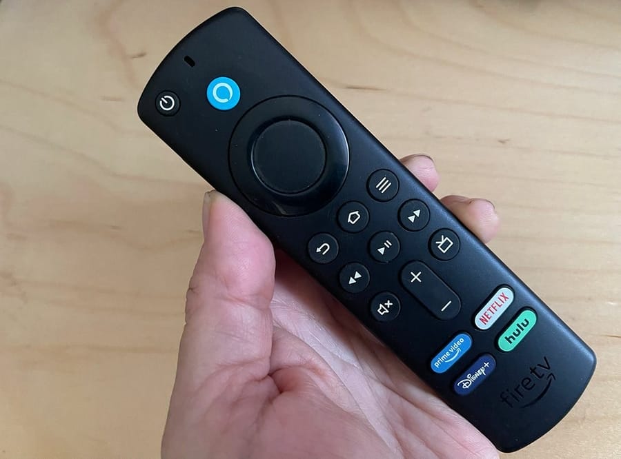 كيفية استكشاف مشكلات Amazon Fire TV Stick الشائعة وإصلاحها 11 يد تمسك جهاز التحكم عن بعد صوت تلفزيون النار
