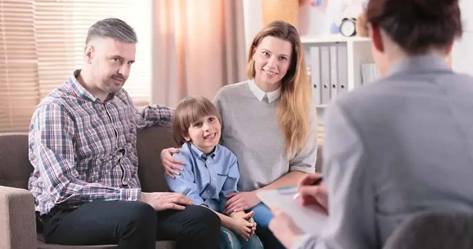 علاج التفاعل بين الوالدين والطفل (PCIT) وكل ما تحتاج إلى معرفته