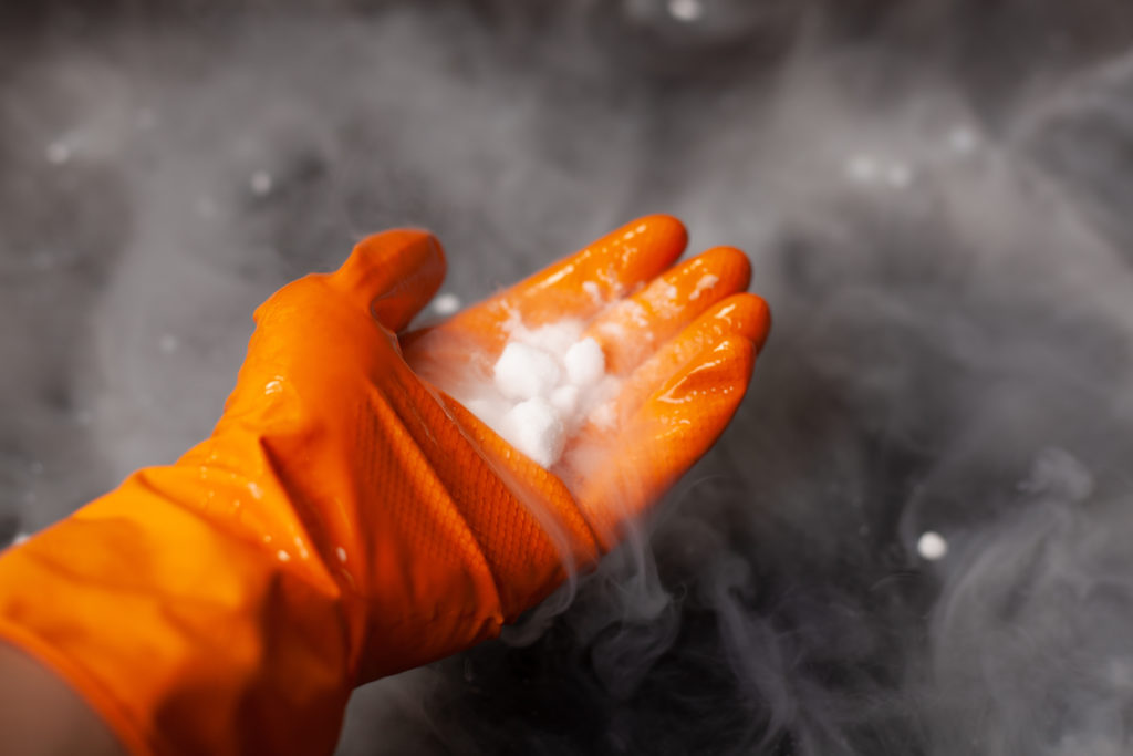 ما هو التصعيد في الكيمياء والفيزياء؟ 1 dry ice in a handjpeg ما هو التصعيد في الكيمياء والفيزياء؟