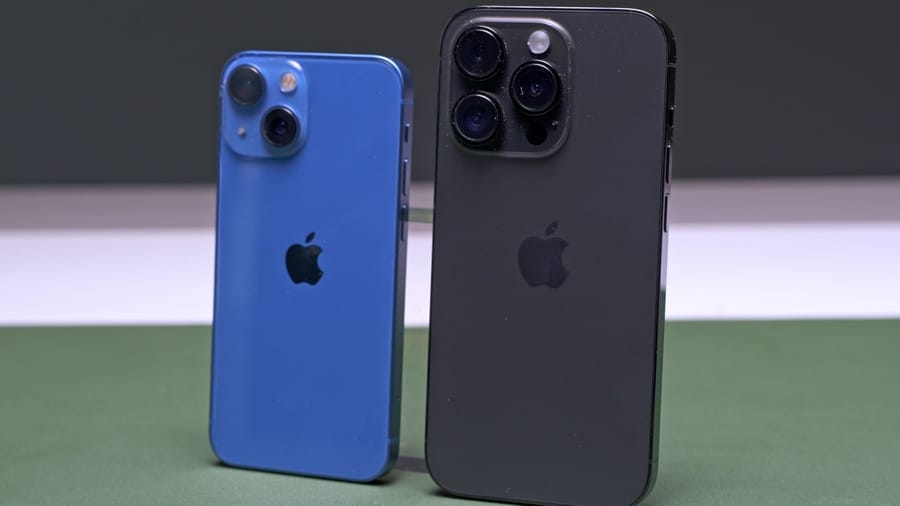 iPhone 14 Pro - Rear view Next to iPhone 13 Mini
