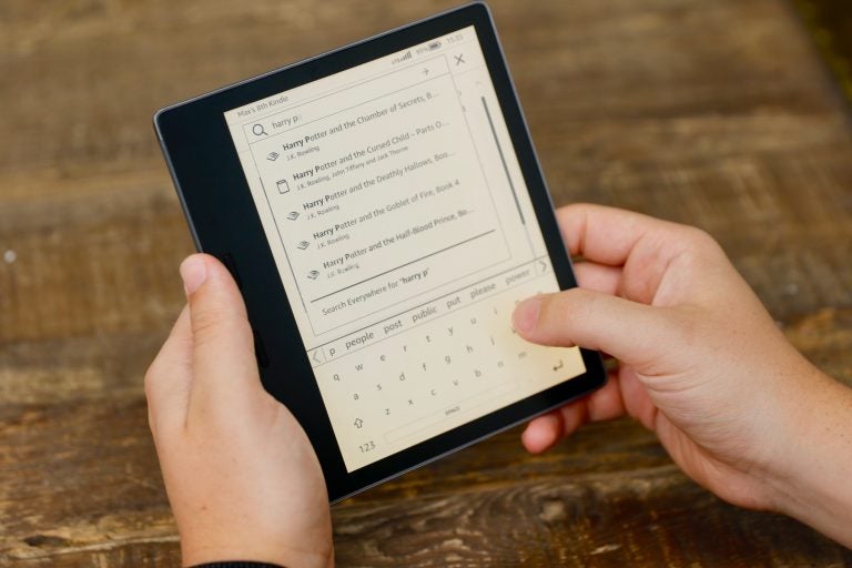 مقارنة بين كيندل بيبر وايت 2021 وكيندل أواسيس 5 kindleoasis 2019