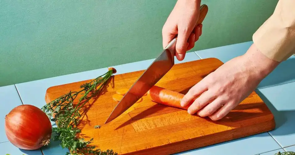 كيفية إمساك سكين الشيف بالطريقة الصحيحة