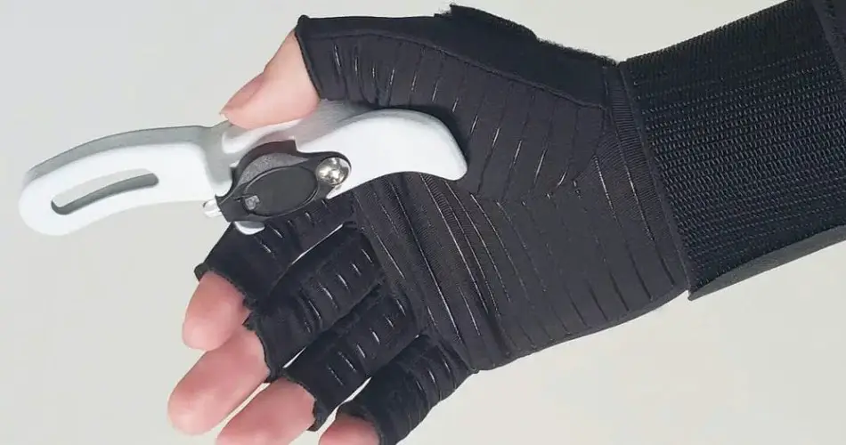 Braille-training glove reads and speaks braille characters