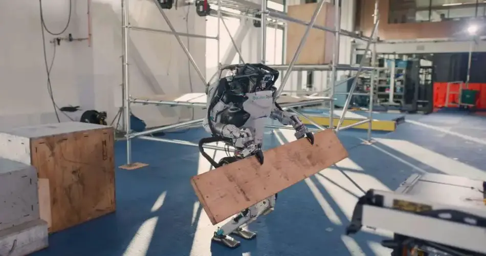 The agility of the Atlas robot is more and more impressive!