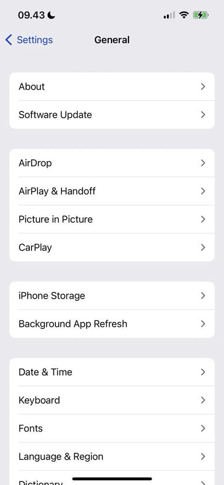 لقطة شاشة تعرض علامة التبويب العامة في الإعدادات على شاشة iphone