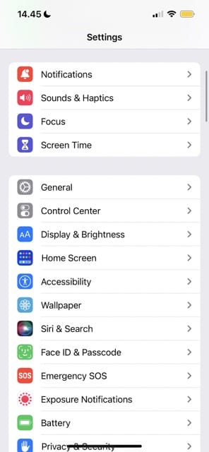 لقطة شاشة تعرض واجهة تطبيق الإعدادات في iOS