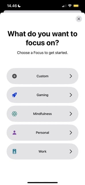 لقطة شاشة تعرض اختيارات وضع التركيز المختلفة على iPhone