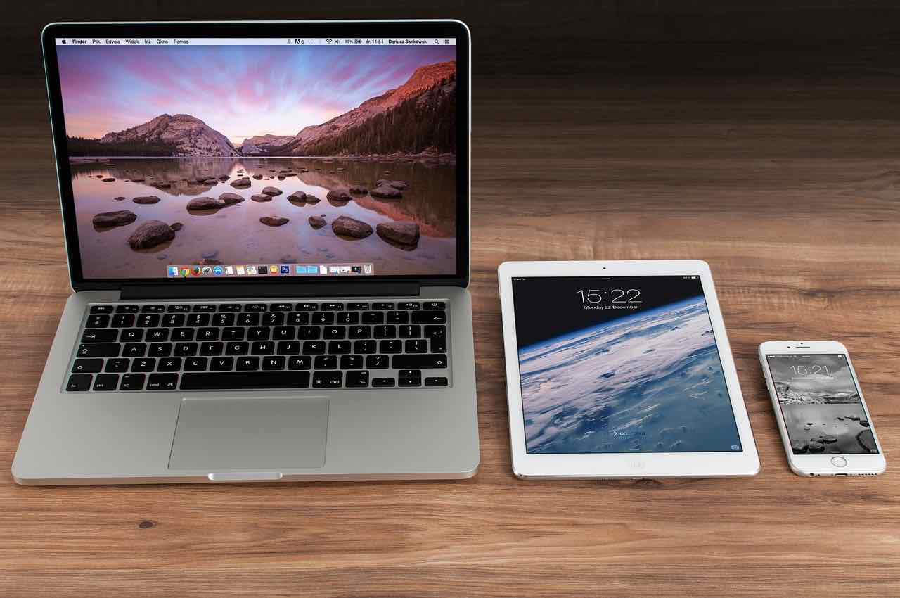 صورة لجهاز iphone و ipad و macbook بجوار بعضهما البعض
