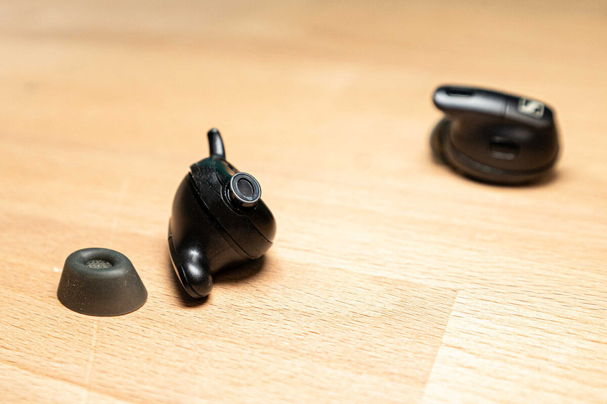 Sennheiser Conversation Clear Plus Review: Wireless Earbuds 34 Les grilles de transducteurs des Sennheiser Conversation Clear Plus