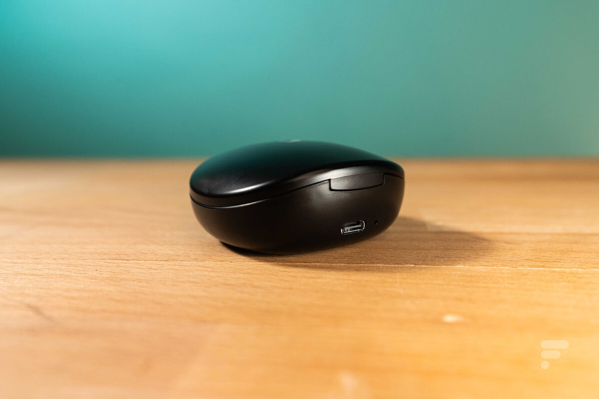 Sennheiser Conversation Clear Plus Review: Wireless Earbuds 37 La prise USB-C au dos du boîtier des Sennheiser Conversation Clear Plus