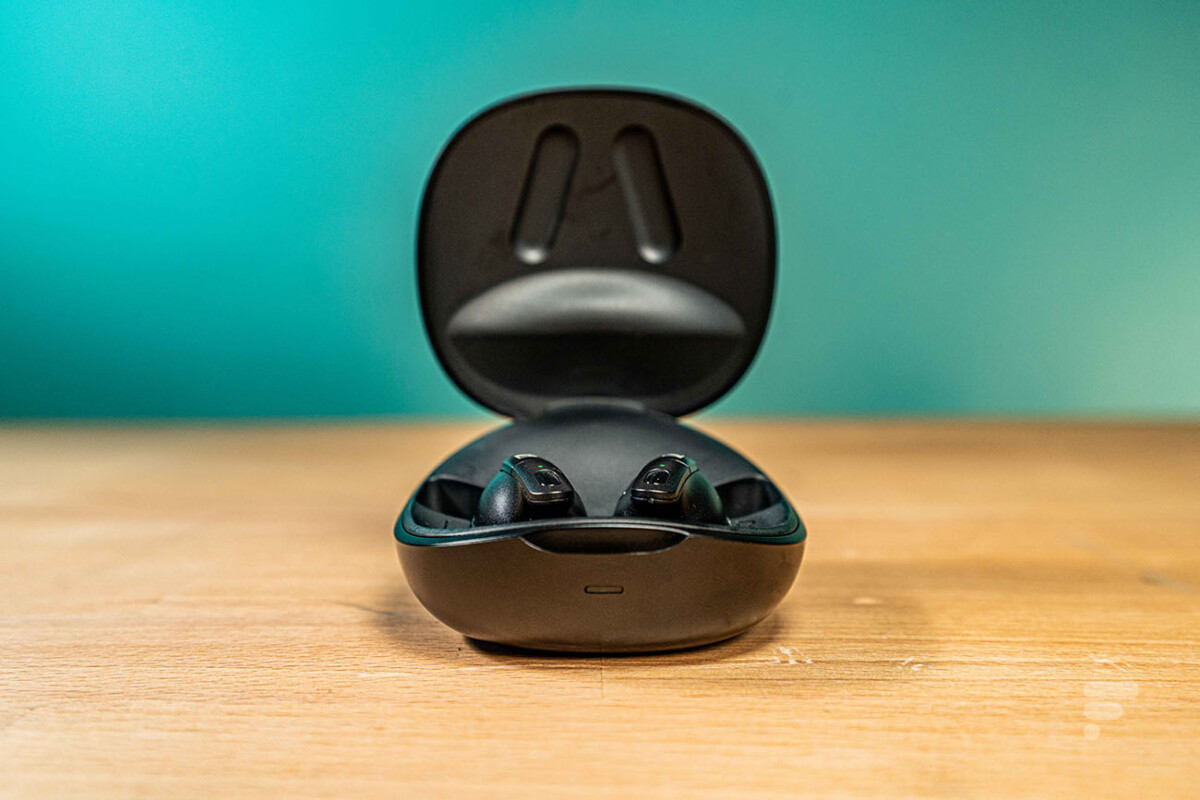 Sennheiser Conversation Clear Plus Review: Wireless Earbuds 36 Les Sennheiser Conversation Clear Plus en charge dans leur boîtier