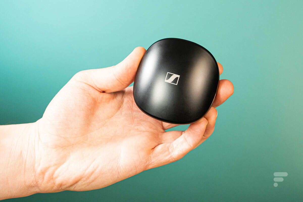 Sennheiser Conversation Clear Plus Review: Wireless Earbuds 28 Le boîtier des Sennheiser Conversation Clear Plus est massif