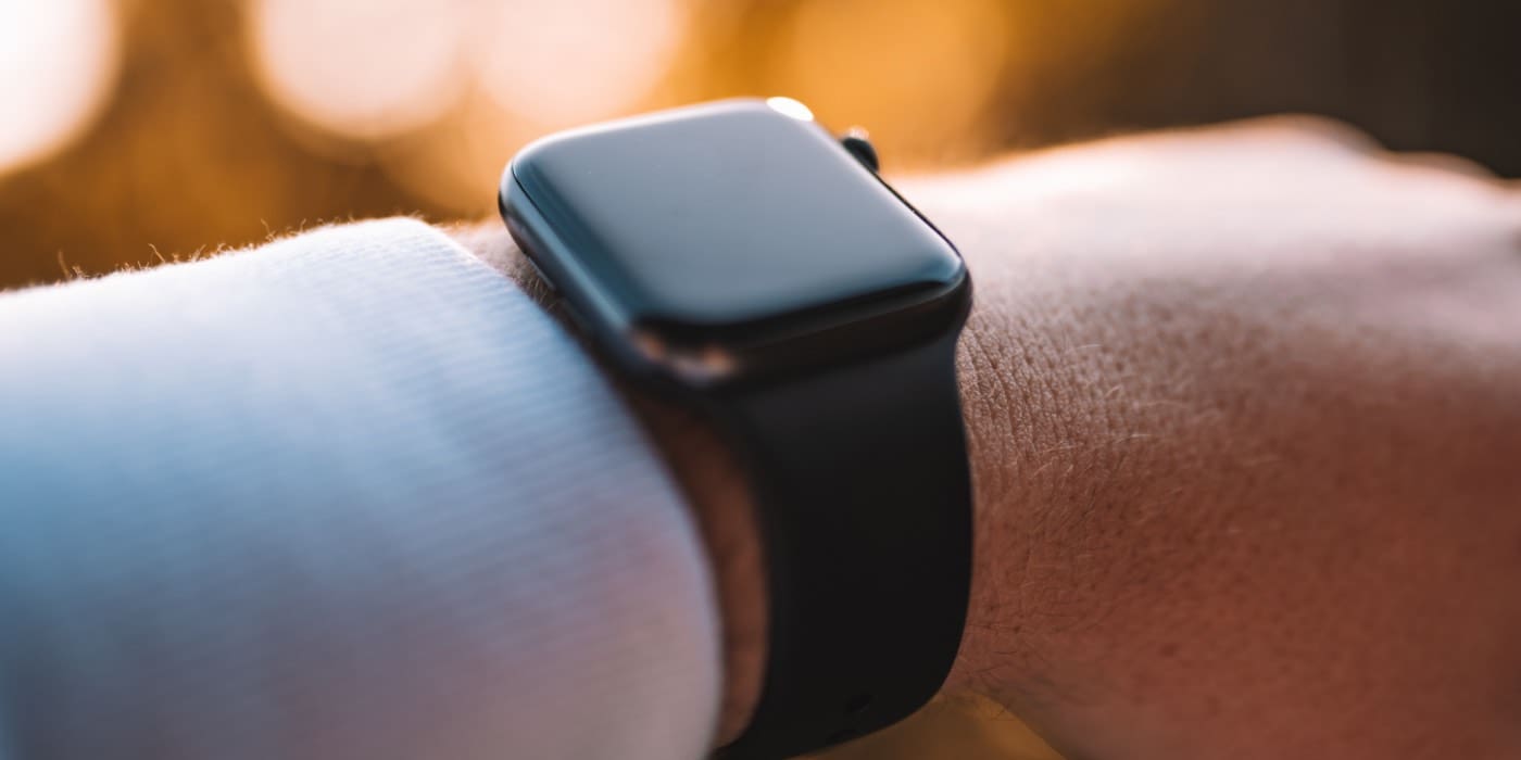 Photo d'une Apple Watch sur le poignet d'une personne